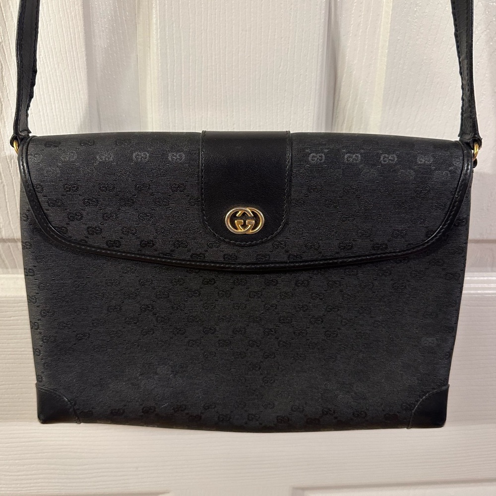 VINTAGE LOVELY GUCCI PURSE SLEEK LINES